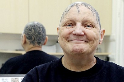Wah, Nenek Ini Pilih Tato Seluruh Kepala Daripada Pakai Wig