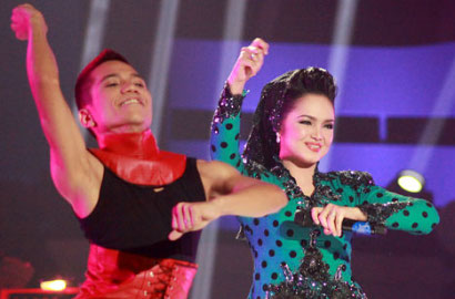 Siti Nurhaliza Tarikan 'Gangnam Style' di Konser Indonesia-Malaysia