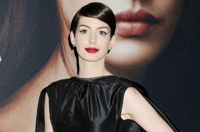 Hadiri Premiere, Anne Hathaway Ketangkap Basah Tak Pakai Underwear