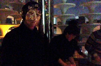 Taecyeon 2PM Dilempar Kue di Pesta Ulang Tahunnya