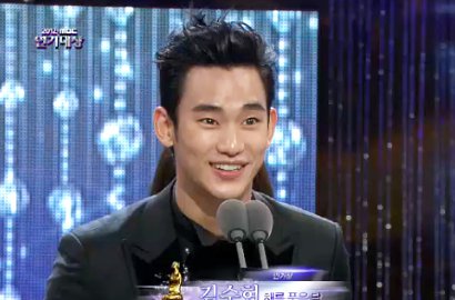 Kim Soo Hyun Menang Trofi Aktor Terpopuler MBC Awards