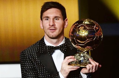 Lionel Messi Terima Trofi Ballon d'Or ke-4 dengan Busana Unik