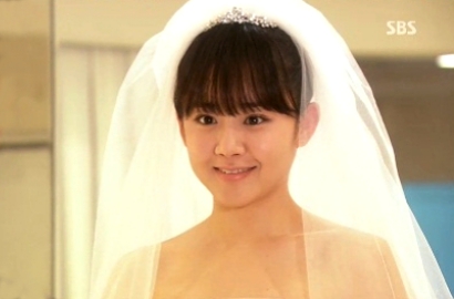 Cantiknya Moon Geun Young Pakai Baju Pengantin di 'Cheongdamdong Alice'