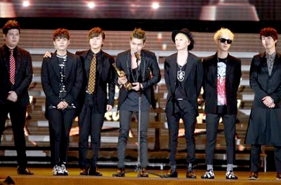 Super Junior Borong Trofi Golden Disk Awards 2013