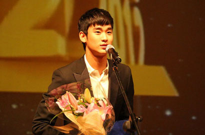 Kim Soo Hyun Raih Trofi Sebagai Model Iklan Terbaik 2012