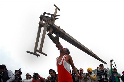 Festival Unik Desa di India Gelar Adu Kekuatan Ekstrim