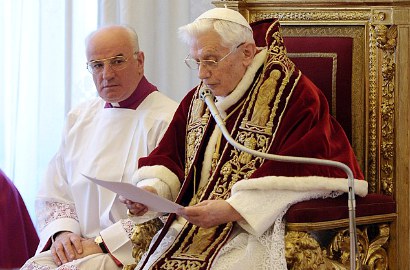 Paus Benediktus XVI yang Pertama Mundur dalam Sejarah 600 Tahun