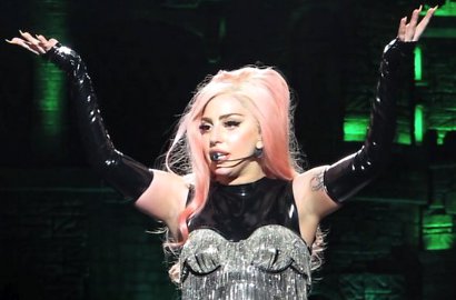 Lady GaGa Tunda 3 Konser Akibat Radang Sendi Akut