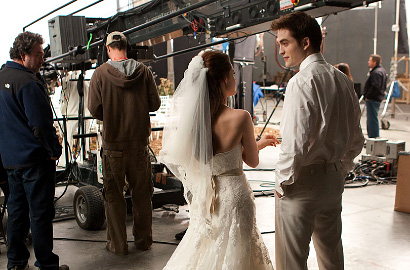 'Breaking Dawn 2' Rilis Foto Dibalik Layar Pernikahan Kristen dan Rob Pattinson