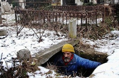Tunawisma di Serbia 15 Tahun Tinggal Dalam Lubang Kubur