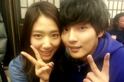 Park Shin Hye dan Yoon Shi Yoon Rayakan Syuting Akhir 'Flower Boy'