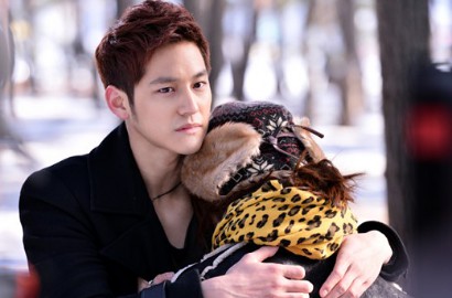 Kim Bum Peluk Eun Ji A Pink di 'That Winter, The Wind Blows'