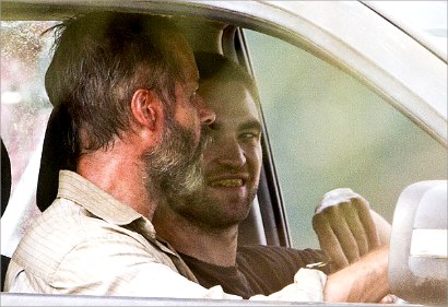 Robert Pattinson Pamer Gigi Menjijikkan di Foto Syuting 'The Rover'