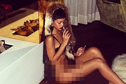 Rihanna Diamuk Ibu Karena Foto Telanjang