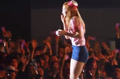 Tae Yeon SNSD Syok Tak Sengaja Lempar Bola Kena Fans