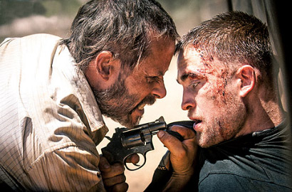 Robert Pattinson Berdarah Ditodong Senjata di 'The Rover'