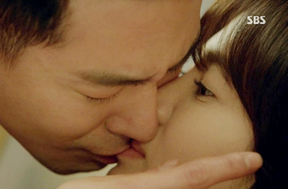 Adegan Ciuman Jo In Sung dan Song Hye Kyo Bikin Rating Serial Naik