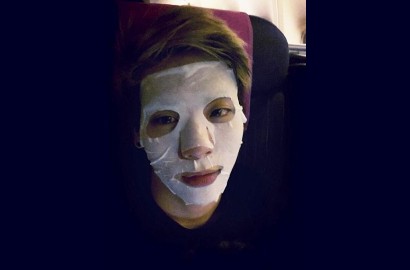 Jonghyun SHINee Pakai Masker Wajah Bikin Kaget Pramugari