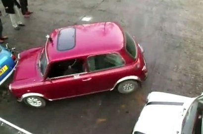 Dua Pria Inggris Pecahkan Rekor Parkir Mobil Paralel Paling Sempit