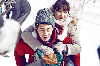Song Hye Kyo Segan Digendong Jo In Sung di 'That Winter, The Wind Blows'