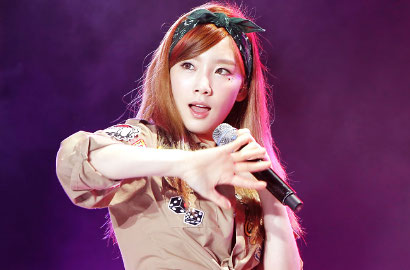 Tae Yeon Antusias Pamer Foto Personil SNSD di Lokasi Konser Jepang