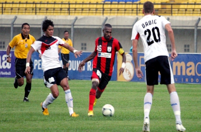 Boaz Solossa Antarkan Persipura Kembali ke Puncak Klasemen ISL