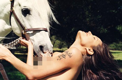 Foto Topless Angelina Jolie Dicium Kuda Dilelang Rp 500 Juta