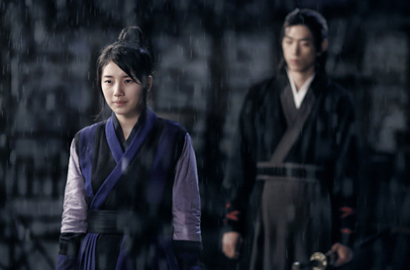Suzy miss A Menangis Berjam-Jam di Tengah Hujan Demi 'Gu Family Book'