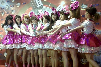 Cherry Belle Kenakan Pakaian  Ala Boneka di SCTV Music Awards