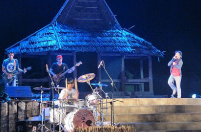 Ariel Takjub NOAH Sukses Manggung di Atas Perairan Teluk Jailolo