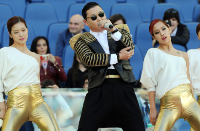 PSY Syok Diteriaki Suporter Saat Manggung di Final Coppa Italia