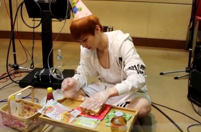 Serunya Xiumin EXO Dihukum Bikin Sandwich di Acara Radio Shindong