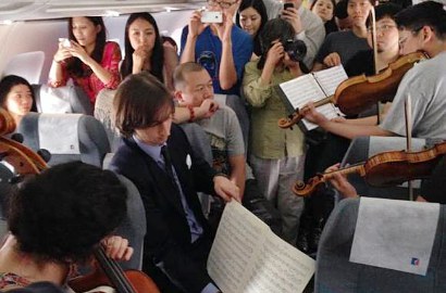 Penerbangan Delay, Pemain Orkestra Adakan Konser Dadakan Dalam Pesawat