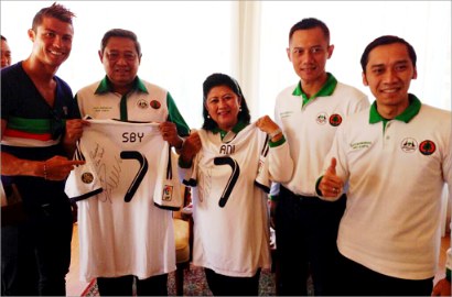 Jersey Hadiah Cristiano Ronaldo untuk Presiden SBY Picu Kontroversi