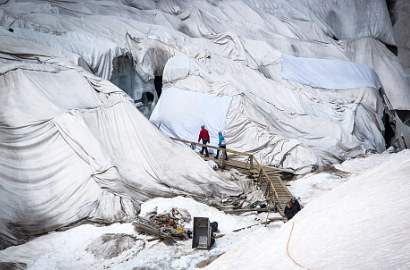 Gunung Es di Alpen Ditutupi Kain Agar Tidak Mencair