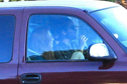 Robert Pattinson Kepergok Jalan Bareng Cewek Mirip Kristen Stewart