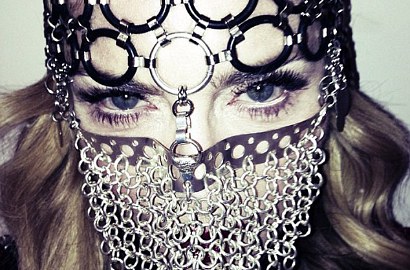 Madonna Unggah Foto Kontroversial Pakai Cadar Besi Ucap Insya Allah