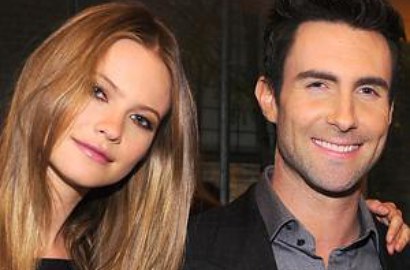 Adam Levine Maroon 5 Resmi Tunangan dengan Model Victoria Secret