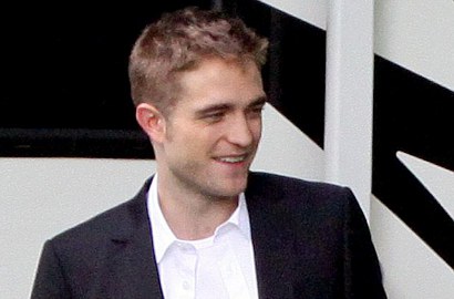 Gantengnya Rob Pattinson Pakai Setelan Jas Saat Syuting 'Maps to the Stars'