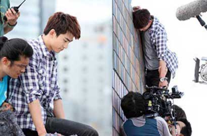 Taecyeon 2PM Syuting Bergelantungan di Atap Ala Spider-Man
