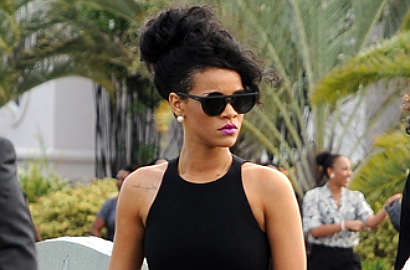 Rihanna Terancam Dituntut Karena Belum Bayar Pemakaman Nenek