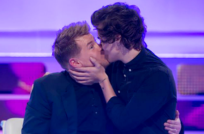 Bantah Gosip Biseksual, Harry 1D Malah Mencium Cowok
