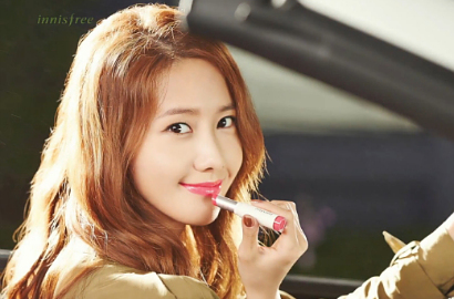 Yoona SNSD Tampil Beda dengan Lipstick Merah di Iklan Kosmetik