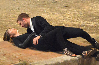 Robert Pattinson Berciuman Mesra dengan Mia Wasikowska