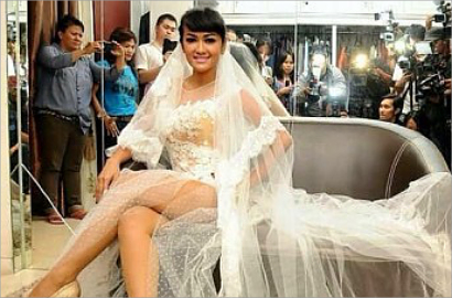 Julia Perez Tampil Anggun Kenakan Gaun Pengantin