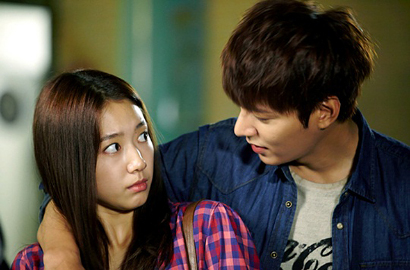 Lee Min Ho Peluk Mesra Park Shin Hye di Serial 'Heirs'