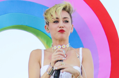 Miley Cyrus Nangis Bawakan 'Wrecking Ball' Saat Konser