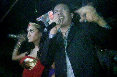 Ibu Vicky Santai Tanggapi Foto Anaknya Bareng Julia Perez