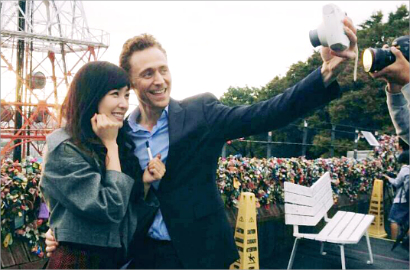 Tiffany SNSD Enjoy Jalan-Jalan Bareng Tom Hiddleston