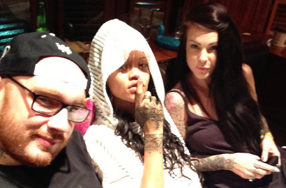 Rihanna Terbangkan Tukang Tato Khusus untuk Percantik Tangannya